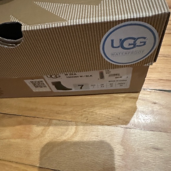 UGG Black and Gray Genuine leather Winter Boots - Picture 5 of 6